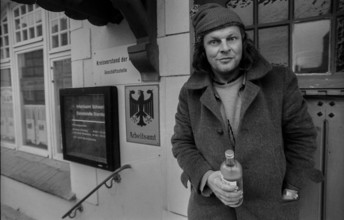 Germany, Sternberg, 12.01.1992, Citizen with liquor bottle in Sternberg / Mecklenburg, labour