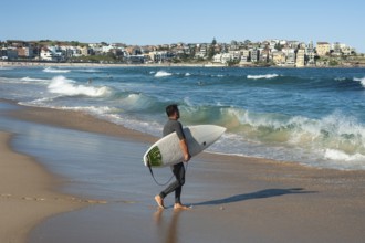 21.09.2018, Sydney, New South Wales, Australia, A surfer walks with his surfboard under his arm