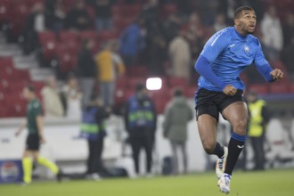 Football match, Isak HIEN Atalanta Bergamo jumps in the air looking upwards during the pre-match