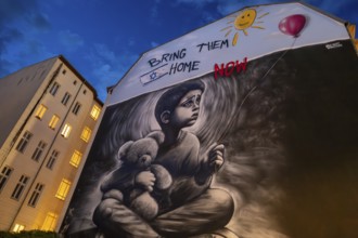 Germany, Berlin, 15.06.2024, Graffiti by Israeli artist Benzi Brofman: Bring them Home now, Gable