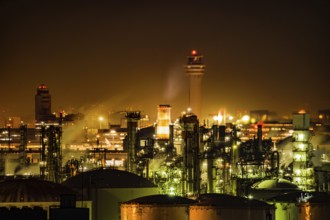 Night view of the Keihin industrial zone which is visible from the Kawasaki Marien. Shooting