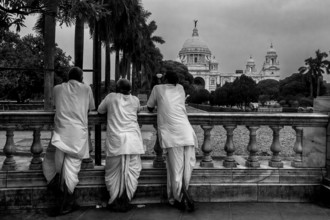 Men standing in front of Victoria Memorial, Kolkata, West Bengal, India, Asia