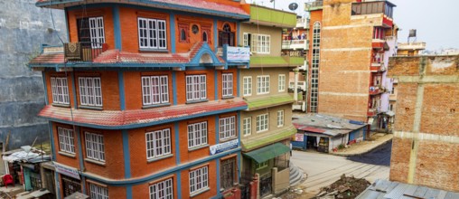 Kathmandu Nepal 21. Mai 2018 Colorful dirty and dusty street and construction area in Sinamangal,
