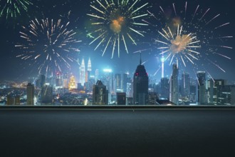 Asphalt leere Straßenseite mit Stadt Skyline und Feuerwerk Himmel Hintergrund . Nachtszene mit