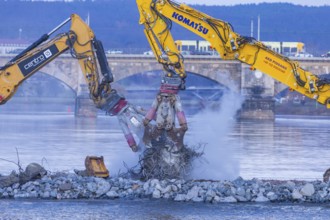 After the partial collapse of the Carola Bridge, demolition work continues on a dam built directly