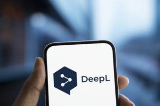 deepl logo is displayed on smartphone