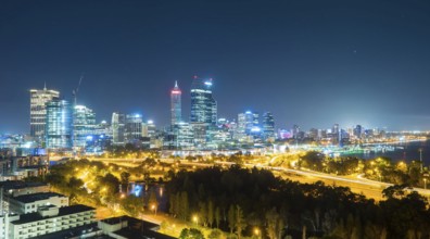 Skyline von Perth vom Kings Park mit Blick auf den John Oldany Park in der Nacht