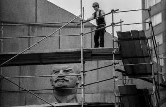 Germany, Berlin, 23 October 1991, Demolition of the Lenin monument on Leninplatz in Berlin