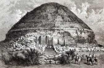 Madghacen oder Medracen, ein königlicher Mausoleum-Tempel der numidischen Berberkönige, in der Nähe