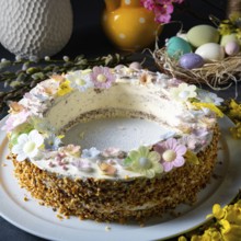Perfect cake wreath for the Easter table