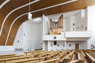 Wolfsburg, Heilig-Geist-Kirche, interior with organ loft