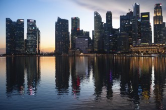 02.12.2020, Singapore, Republic of Singapore, Asia, View over Marina Bay to the illuminated