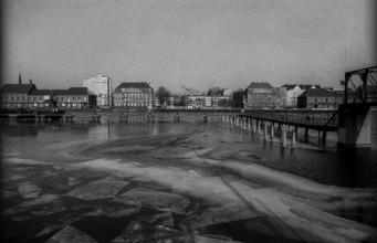 Germany, Berlin, 03.02.1991, View over the Spree (frozen) to the eastern harbour