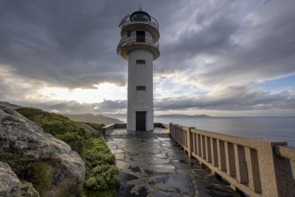 Leuchtturm Punta Roncadoira bei Sonnenuntergang, Xove, Galicien, Spanien