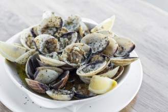 Garlic white wine steamed fresh clams seafood tapas simple snack ameijoas bulhao pato portuguese