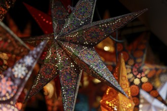 Decorative, illuminated stars with an artistic pattern create a warm, Christmassy atmosphere at a