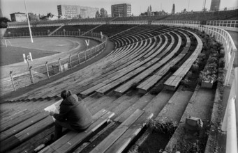 Germany, Berlin, 05.05.1992, Stadion der Weltjugend, newspaper reader
