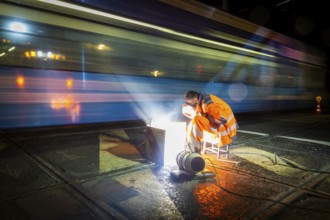 Worn tram tracks are made fit for traffic using construction welding. In order not to disrupt