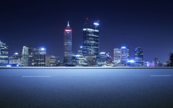 Nebenansicht Asphaltstraße auf Snight Szene in der Nähe der modernen Stadt