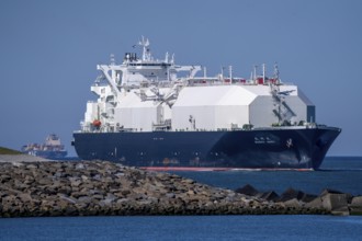 LNG tanker Bushu Maru, sailing under the flag of the Bahamas, transports liquefied natural gas from