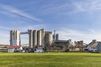 SCHWENK cement works in Heidenheim-Mergelstetten. In front, residential buildings with an idyllic