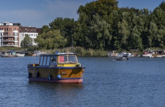 Houseboats and homeless shelters on the water in Rummelsburger Bucht, Berlin-Lichtenberg, Berlin,