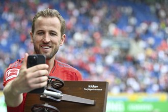 Harry Kane FC Bayern Munich FCB (09) smiles, proudly takes selfie with smartphone of his goal