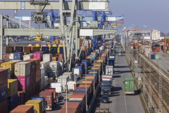 The port of Mannheim is one of Europe's most important inland ports and container terminals. Sea