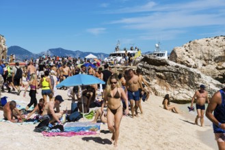 Crowds on the beach, Cala mariolu, Gulf of Orosei National Park, Parco Nazionale del Gennargentu e