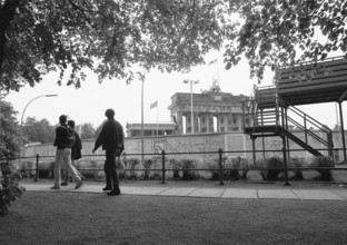 20.11.1988, West Berlin, Straße des 17. Juni, walk along the Wall, behind it the Brandenburg Tor,