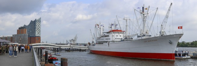 Panoramic photo of the Jan Fedder Promenade and the Hamburg museum ship Cap San Diego on the