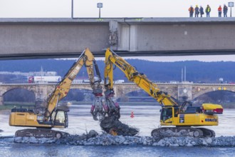 After the partial collapse of the Carola Bridge, demolition work continues on a dam built directly