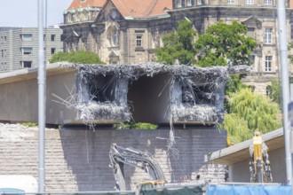 Following the partial collapse of the Carola Bridge, demolition work is continuing. Further bridge