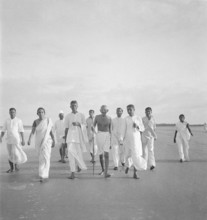 Mahatma Gandhi on his evening walk at Juhu Beach, Mumbai, Maharashtra, India, Asia, May 1944