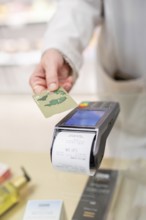 Action of a hand bringing a credit card close to a dataphone for collection