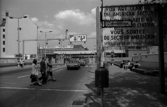 GDR, Berlin, 22 May 1990, GDR border crossing at Check Point Charlie, sector sign