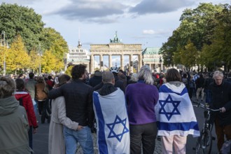22.10.2023, Berlin, Germany, Europe, Several thousand participants express their solidarity and