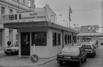 GDR, Berlin, 21 June 1990, Allied border house at Check Point Charlie (Friedrichstrasse)