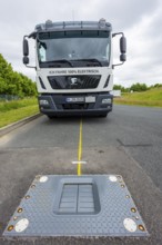 Charging electric vehicles without cables at the Fraunhofer IVI. A new automatic charging system