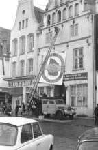 13.04.1971, Rostock, Rostock district, hanging a poster in the shape of the SED party badge,