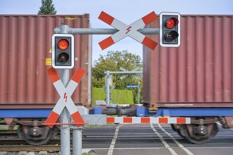 Goods train, gated level crossing, Beese, Altmarkkreis Salzwedel, Saxony-Anhalt, Germany