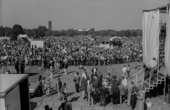 GDR, Berlin, 30.04.1990, 1 May 1990, rally at the Reichstag, Platz der Republik, Festwiese, stage
