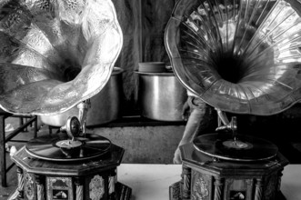 Gramophone record player, Chor Bazaar, Mumbai, Maharashtra, India, Asia