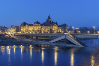 After the partial collapse of the Carola Bridge, a dam was built for the demolition work on the