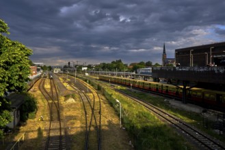 Germany, Berlin, 26.05.2025, Warschauer Straße S-Bahn station, view over the Modersohn Bridge to