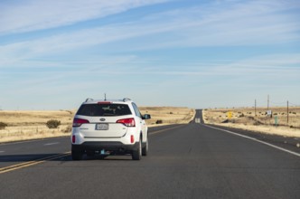 A picture of a white KIA Sorento GDI driving in Arizona