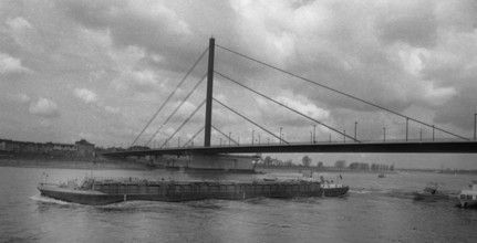: The displacement of a Rhine bridge turned into a public festival in Düsseldorf on 07.04.1976,
