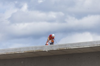 Following the partial collapse of the Carola Bridge, demolition work is continuing. A new change of