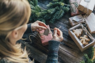 Eine unerkennbare Frau packt Weihnachtsgeschenke ein