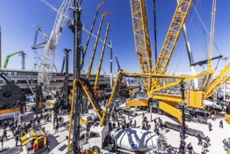 LG 1800-1.0 lattice boom crane with a maximum lifting height of 204 metres for wind turbines. BAUMA